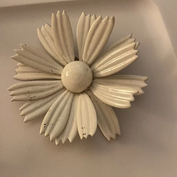 9 Vintage Floral Flower Themed Pins Brooches incl Sarah Coventry Avon Monet - Picture 2 of 16